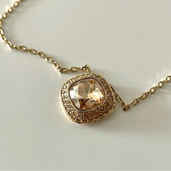 NWT Swarovski Gold Tone Crystal Necklace & Earrings Set - Picture 4 of 11